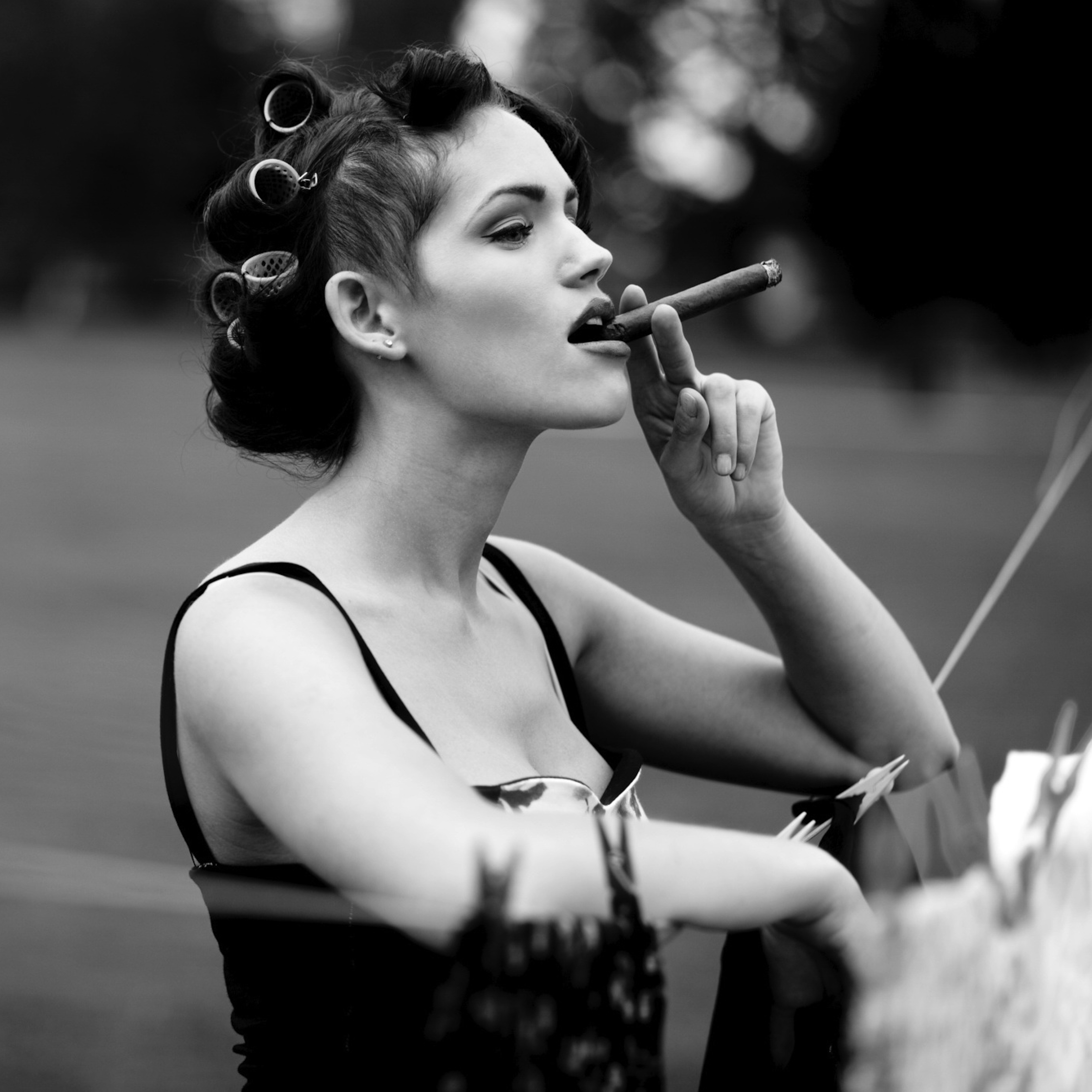 Пить курить песня слушать. Анджелина Джоли с сигаретой. Анджелина Джоли фотосессия с сигаретой. Анджелина Джоли с сигарой. Девушка с сигарой.
