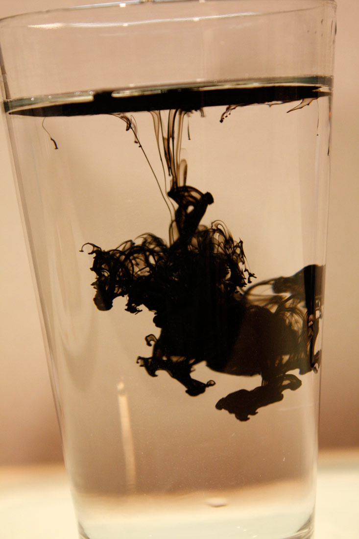 Растворение черный. Стакан с жидкостью. Краска в стакане с водой. Нефть в стакане. Черная жидкость в стакане.