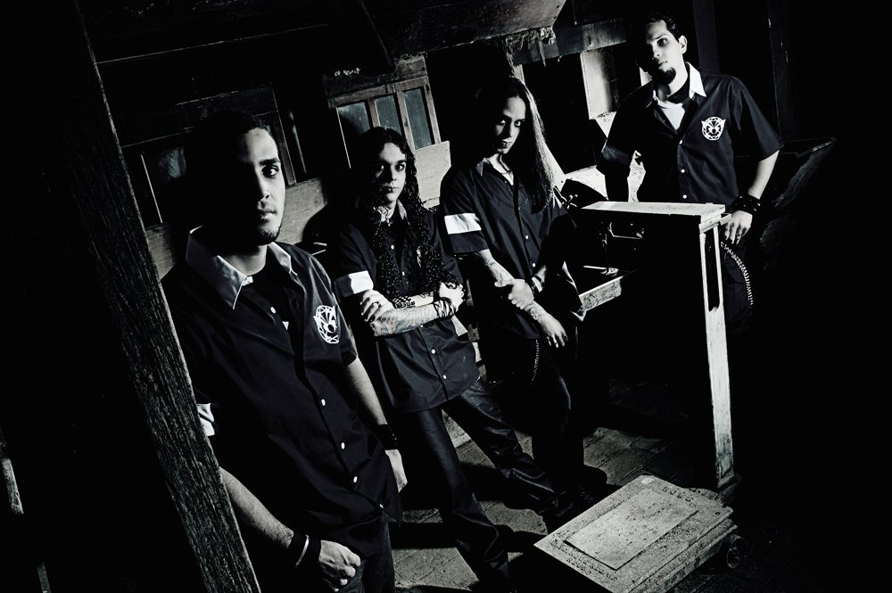 Last cell. Last cell. Last cell. Soft cell - live 2003. Deafening music.