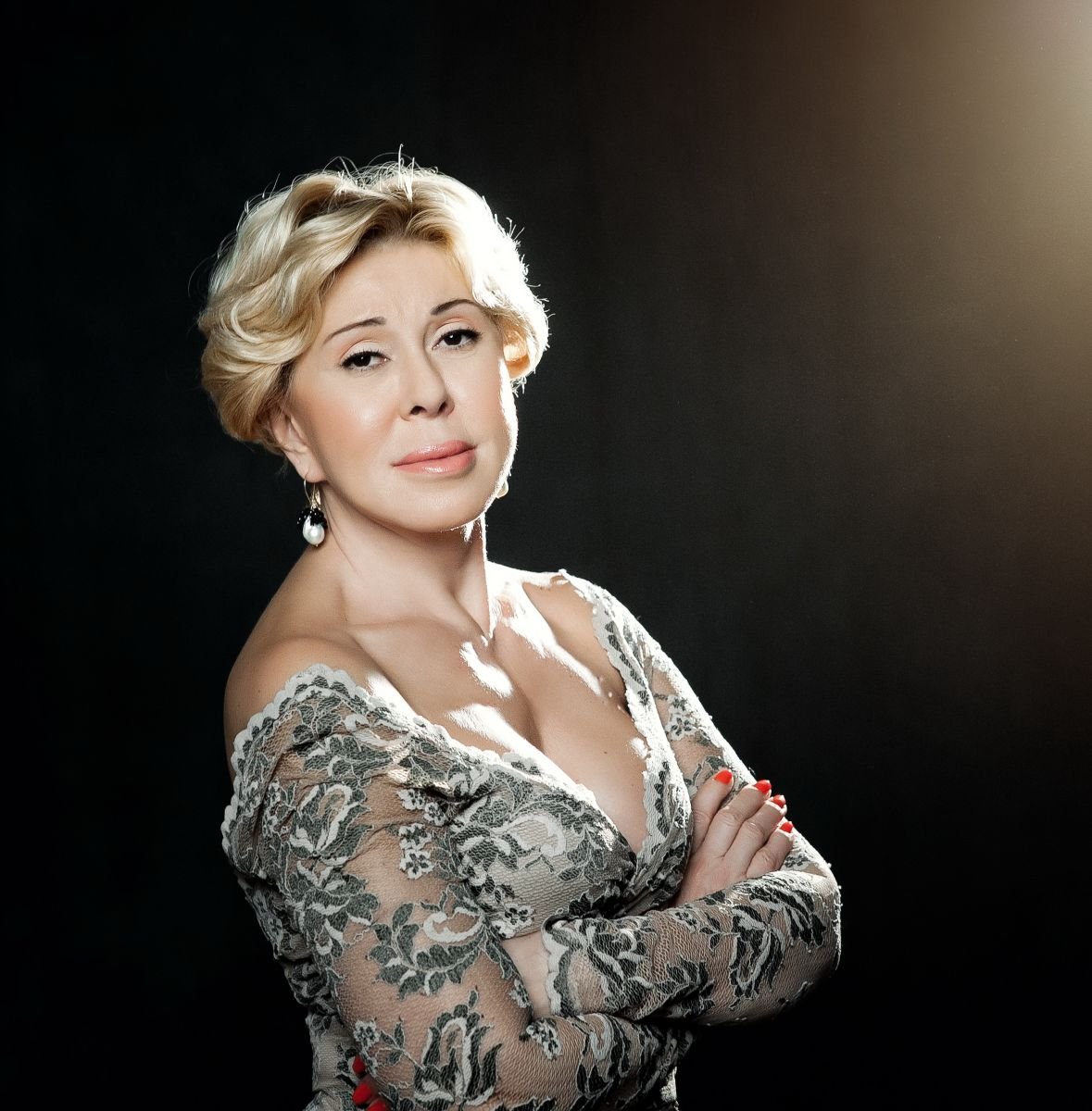 Moskvalik bir ayol jinsiy aloqa qilishni xohlaydi Katta kokrakli sargish porno (HD)