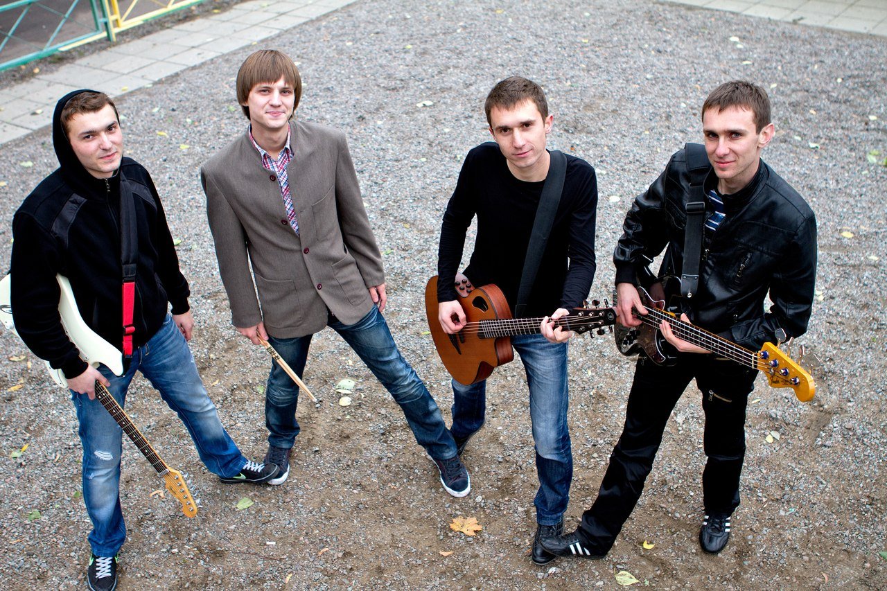 Е2 знакомы группа. Три вторых группа. Рокцелос группа. Е2 знакомы группа. Е2 знакомы википедия группа.