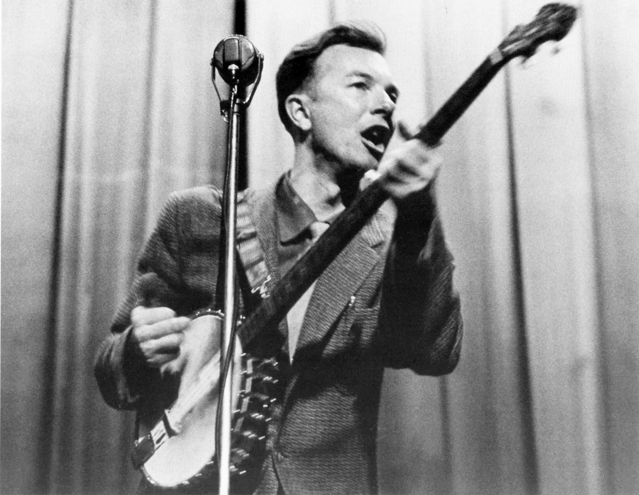 Американский певец пит 5. Пит Сигер. Pete Seeger в молодости. Пит Сигер американский певец. Пит Сигер музыкальное направление.