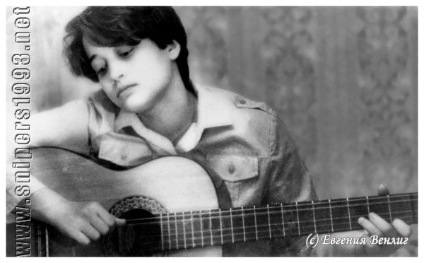 Шұлық киген қыз аяқ киіммен жұлқылайды