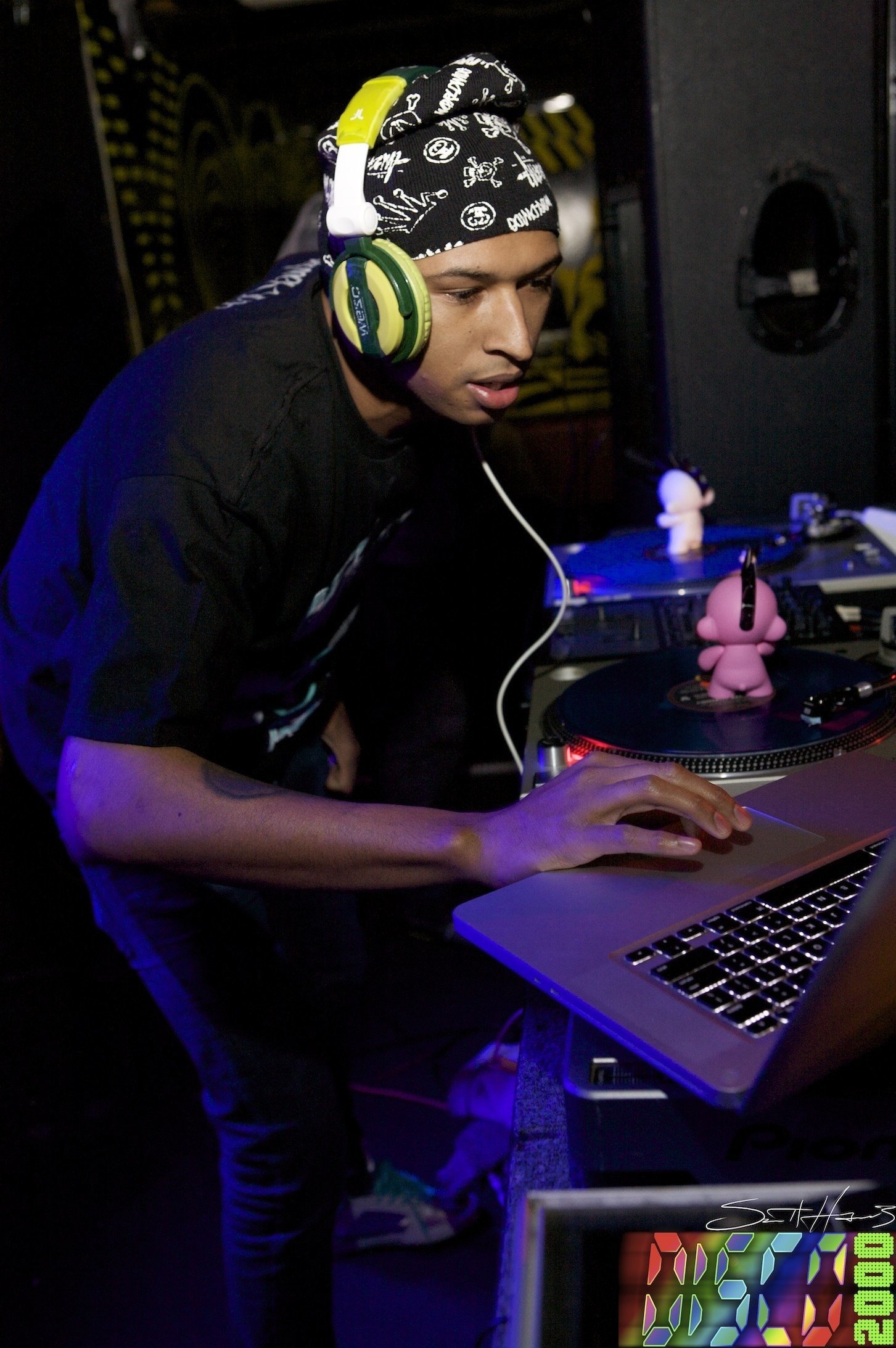 Dj smile фото. Dj smile слушать. смайл с наушниками. баннер диджей. Dj сверху.