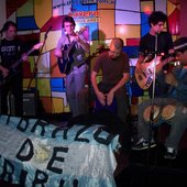 abrazo de tribu en the cavern pub