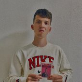 Joris Anne holding a Tijdsbestek cassette