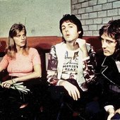 Paul-McCartney-Linda-McCartney-WINGS-Far-Out-Magazine-F.jpg