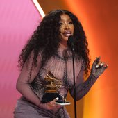 SZA holding Grammy