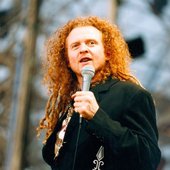 Mick Hucknall live.jpg