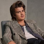 joe-keery-stranger-things-esquire-apertura-2-1656580755.jpg