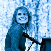 1280px-Festival_des_Vieilles_Charrues_2018_-_Cœur_de_pirate_-_006.jpg