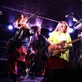 Letitout-lelia-