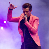 Brandon-Flowers-performing-with-The-Killers-The-KillersFacebook_cropped.png