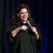 die-libanesische-stand-up-comedian-shaden-fakih.jpeg