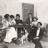 Alban Berg mit seiner Familie. V.l.n.r.: Schwester Smaragda, Steffi, Mutter Johanna, Hermann, Neffe Erich Alban, Alban und der Hund Whisky. Photographie. Nachlass Alban Berg. Um 1908. 