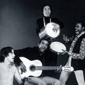 Jorge_Ben_e_o_Trio_Mocotó_no_Teatro_da_Lagoa,_1971.jpg