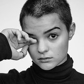 ea3f3254cc485ff211bfbd89a49f20d7--girl-shaved-head-shaved-head-women.jpeg