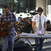 carlos siles en plena calle de madrid (grabacion videoclip Cuadradorredondo)(mundoActua)
