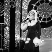 Gro Anita Schønn fremfører Hvem? i Melodi Grand Prix
