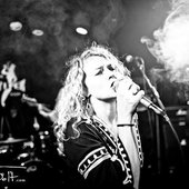 Arielle live b/w