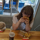 she eated the bunrge 🍔