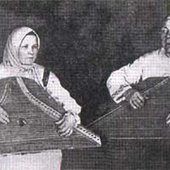 Anna Romanovna Sidushkina (left)