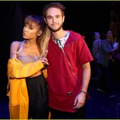 ariana-grande-hailee-steinfeld-zedd-iheartradio-festival-vegas-04.jpg