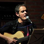 Alex Alano, cantor, compositor e violonista gaúcho.