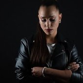 Clayudia in black