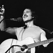 Paul_Simon_performing_in_Santa_Monica,_1975.jpg