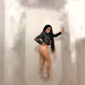 Khanyi shows gorgeous legs