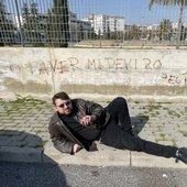 Nelluccio sta nel chilling sui marciapiedi di Napoli