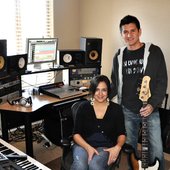 Emmanuel y Linda Espinoza en el estudio de grabación