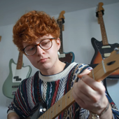Cavetown_talking_with_Rimmers_Music_(2)_(cropped).png