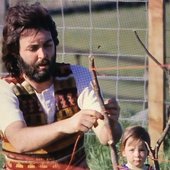 Paul Mc Cartney & Mary McCartney in their Scotland garden, U.K. 1970