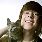 gatinho segurando outro gatinho. (: