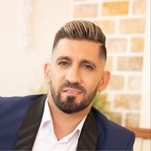 מייק שריף בחליפה