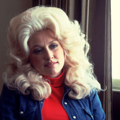 portrait-of-dolly-parton-at-the-holiday-inn-in-chicago-news-photo-1574458794.png