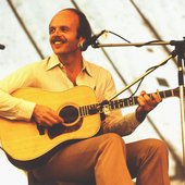 Dan_Crary_(bluegrass_guitarist)_1981_Cambridge_Folk_Festival,_UK_(photograph_by_Tony_Rees).jpg