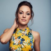 1200px-Laura_Osnes.jpg