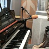 Loes at the piano @Radio- and TV Noord