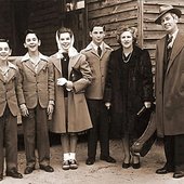 Jim, Bob, Betty, Red, Ma, and Pa, Uncle Andy's house, 1943.jpg