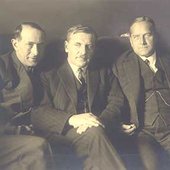 Othmar Schoeck anlässlich der Uraufführung von Vom Fischer un syner Fru, die am 3. Oktober 1930 in Dresden stattfand. Links der Bühnenbildner Leonhart Fanto, rechts der Regisseur Waldemar Staegemann. 