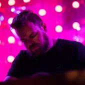 Com Truise 