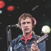 simon-fowler-of-ocean-colour-scene-appear-live-on-stage-at-t-in-the-E98TPJ.jpg