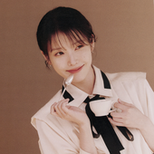 IU 2025 SEASON'S GREETINGS
