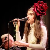 Angelina_Jordan_with_The_Real_Thing_Cosmopolite_2017_(212619).jpg