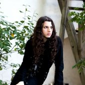 Evadam_sitting