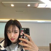 luvswan holdin a phone