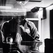 Pleine réflexion ... Bientôt du nouveau chez @dondadarecords avec @alphawann #studio #stage #photography #netb #paris.jpg